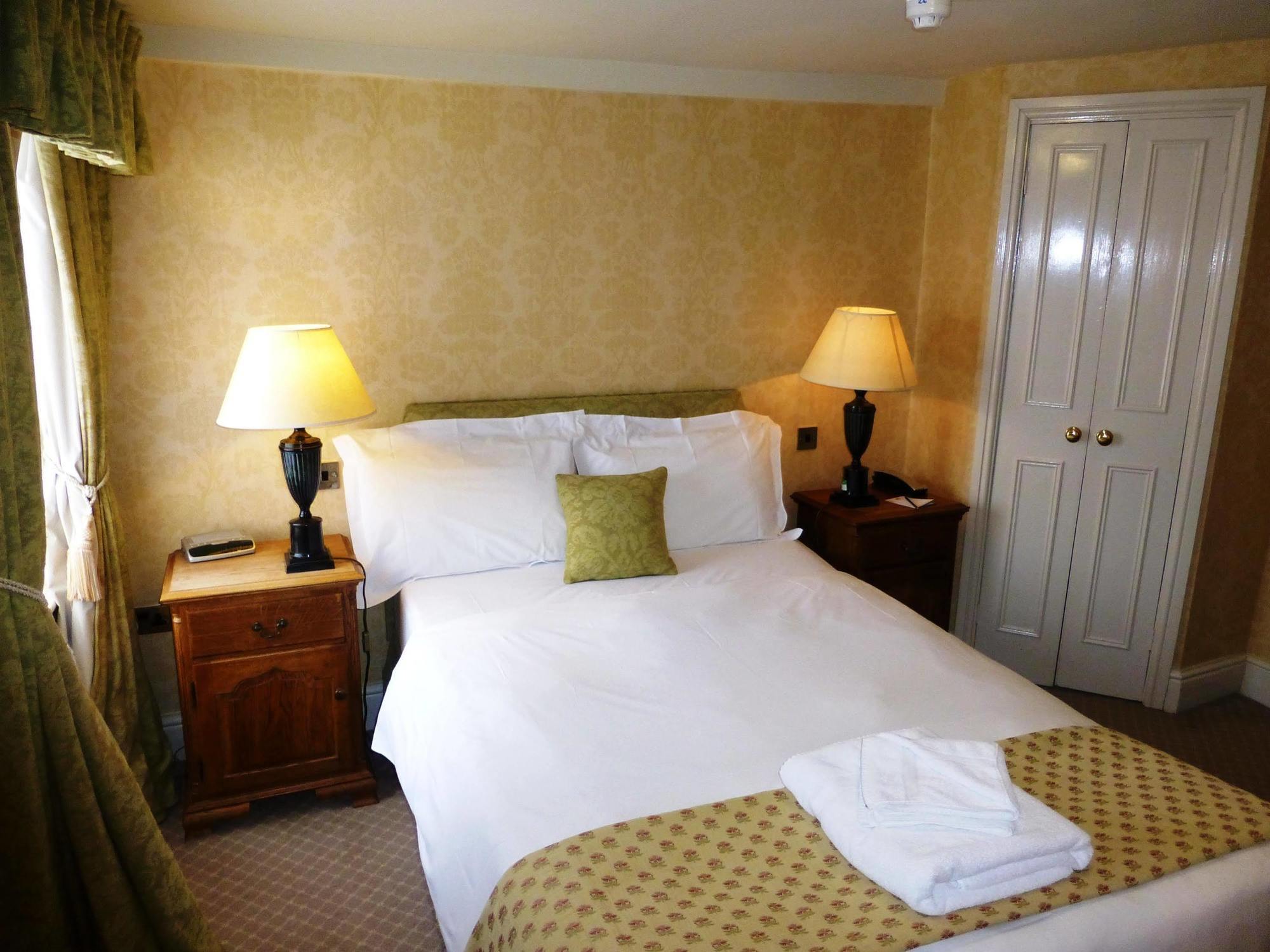 The Bear Hotel Devizes Ngoại thất bức ảnh