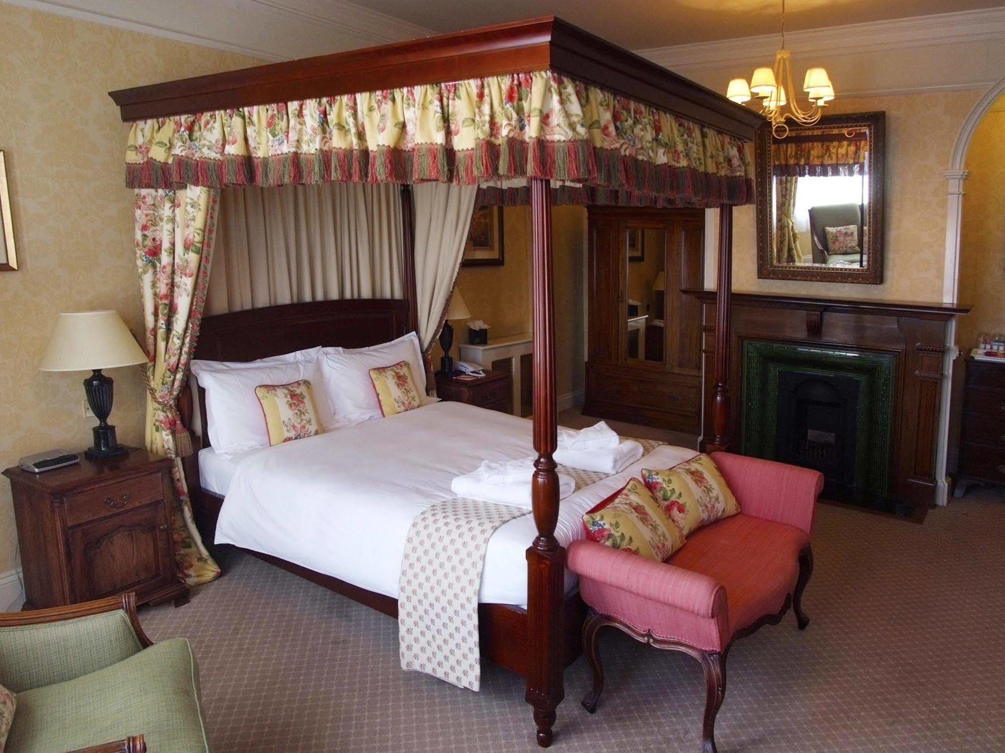 The Bear Hotel Devizes Ngoại thất bức ảnh
